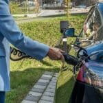 Cemig busca parceiros para instalar postos gratuitos de recarga de veículos elétricos em Minas Gerais